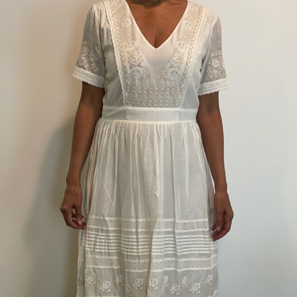 Love Sam (M) White V neck Dress